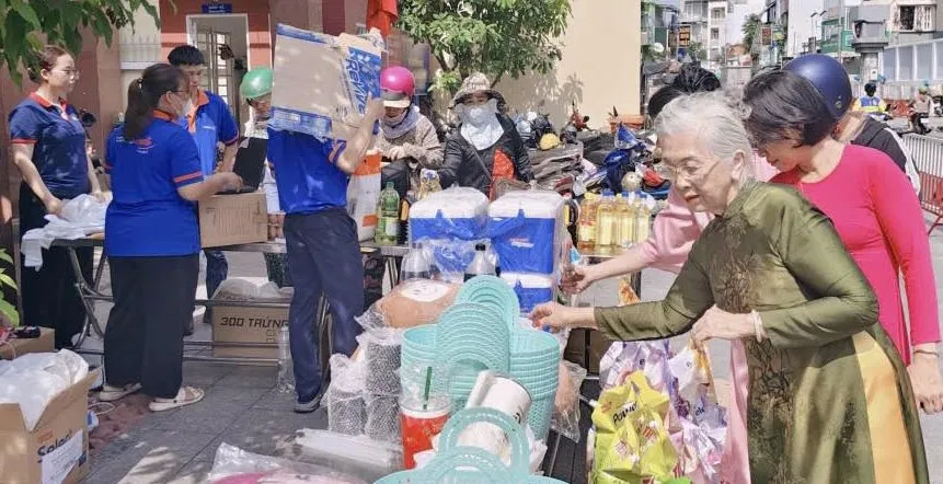 Hàng bình ổn được Co.opSmile đưa tới tận khu dân cư