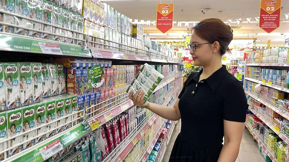 Khách hàng mua sắm tại hệ thống bán lẻ của SATRA