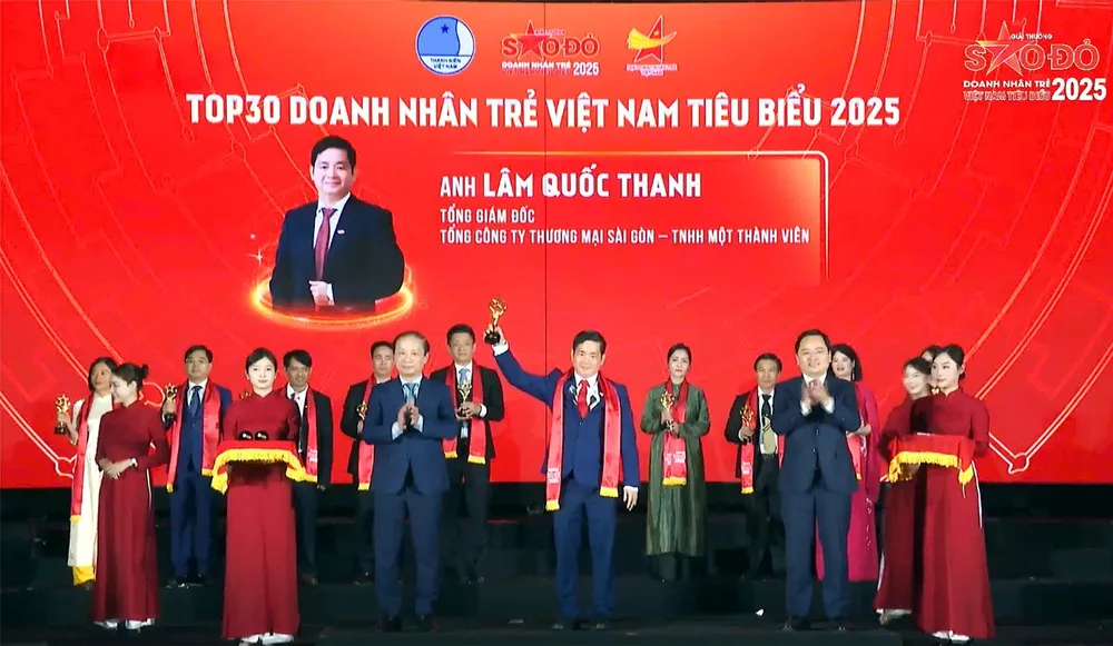 Ông Lâm Quốc Thanh, Tổng giám đốc SATRA nhận giải thưởng Tốp 30 Doanh nhân trẻ Việt Nam tiêu biểu 2025
