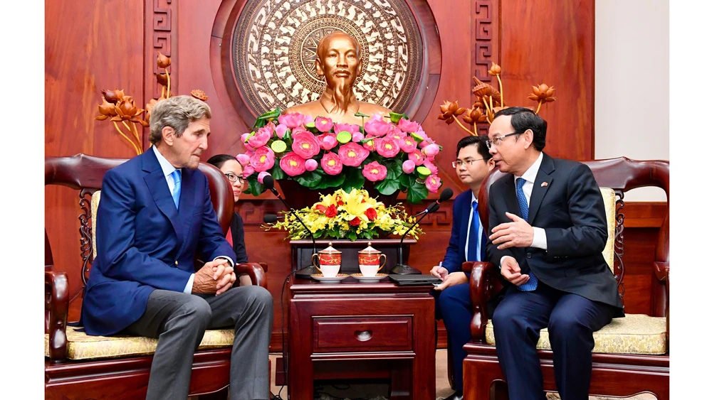 Đồng chí Nguyễn Văn Nên tiếp ông John Kerry. Ảnh: VIỆT DŨNG