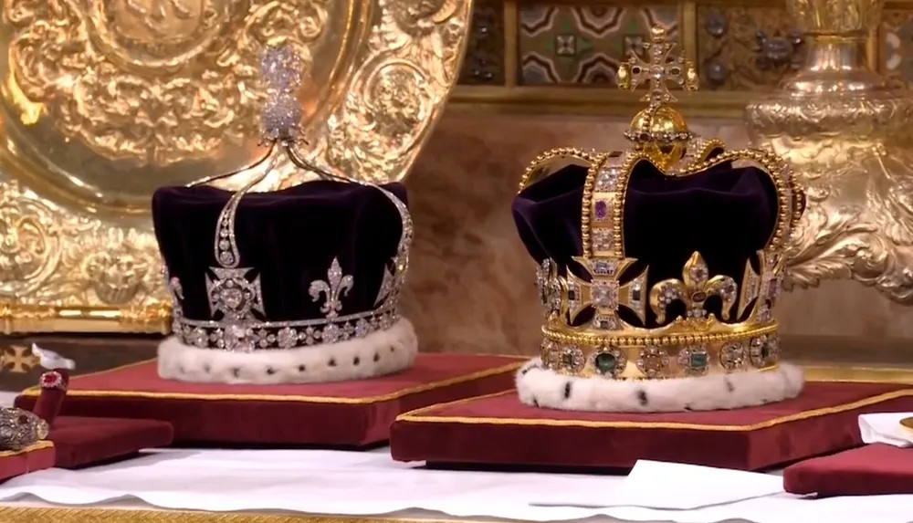 Vương miện Vua Charles III (phải) và vương miện Hoàng hậu