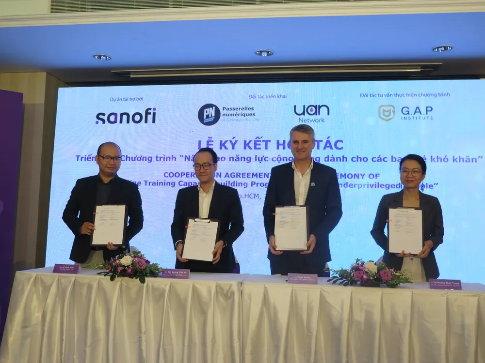 Trao đổi văn bản ký kết giữa các đơn vị triển khai dự án Nâng cao năng lực nghề nghiệp cho 700 bạn trẻ Việt Nam