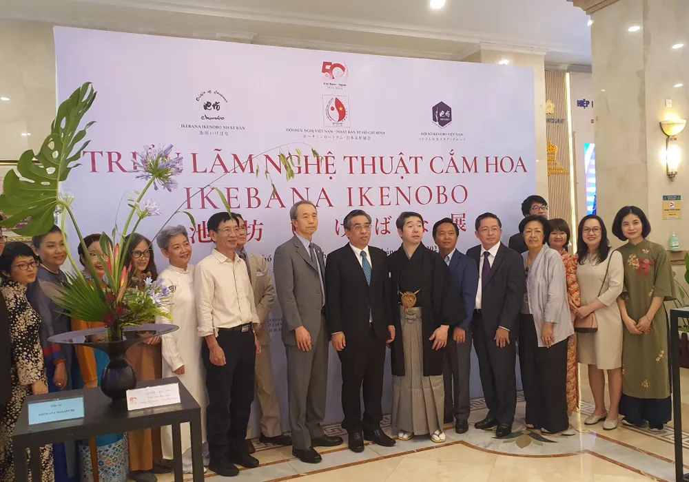 Các đại biểu chụp ảnh lưu niệm tại triển lãm