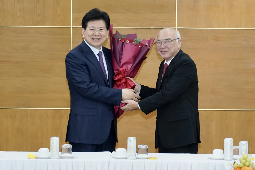 Trưởng Ban Tuyên giáo Thành ủy TPHCM Phan Nguyễn Như Khuê tặng hoa Phó Ban Tuyên truyền Trung ương Đảng Cộng sản Trung Quốc Trương Kiến Xuân. Ảnh: HOÀNG HÙNG