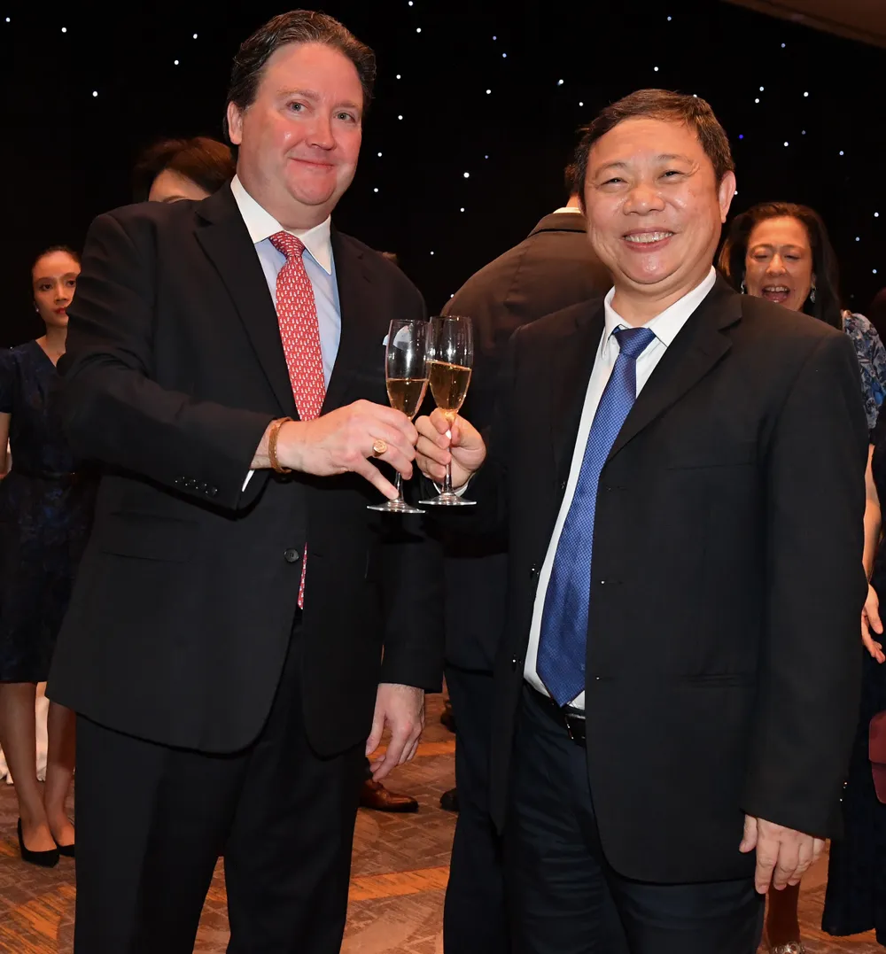 Phó Chủ tịch UBND TPHCM Dương Anh Đức và Đại sứ Hoa Kỳ tại Việt Nam Marc Knapper nâng ly chúc mừng Quốc khánh Hoa Kỳ. Ảnh: VIỆT DŨNG