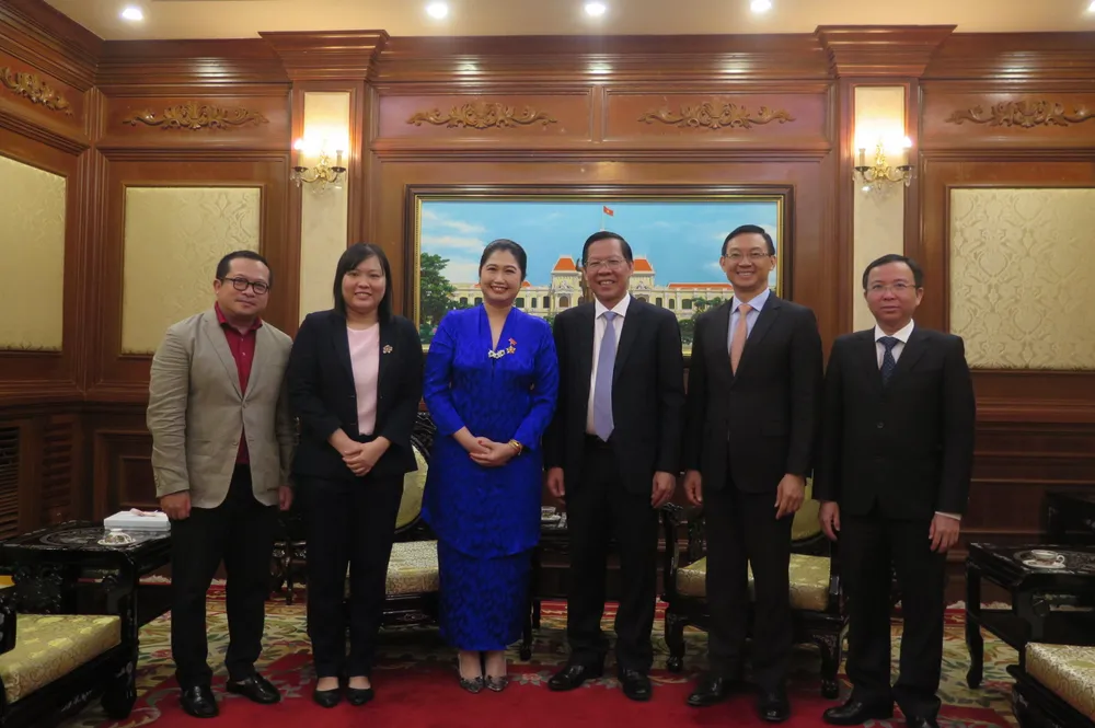 Chủ tịch UBND TPHCM Phan Văn Mãi và Tổng Lãnh sự Malaysia Wong Chia Chiann chụp ảnh lưu niệm