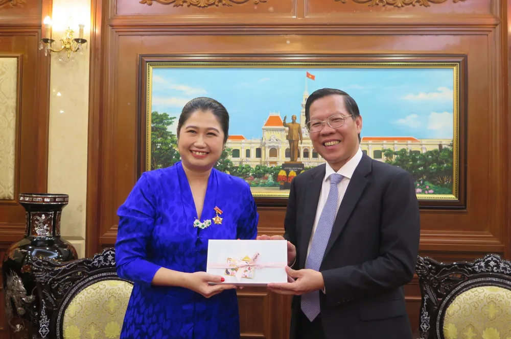 Chủ tịch UBND TPHCM Phan Văn Mãi trao quà lưu niệm cho Tổng Lãnh sự Malaysia Wong Chia Chiann. Ảnh: THỤY VŨ