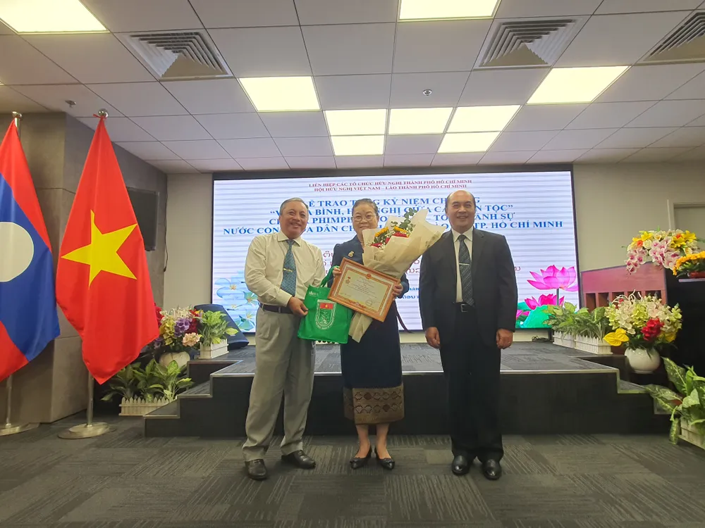 Chủ tịch HUFO Đỗ Việt Hà và Phó Chủ tịch HUFO Hồ Xuân Lâm chụp ảnh lưu niệm sau khi trao Kỷ niệm chương “Vì hòa bình, hữu nghị giữa các dân tộc” tặng Tổng Lãnh sự Lào Phimpha Keomixay