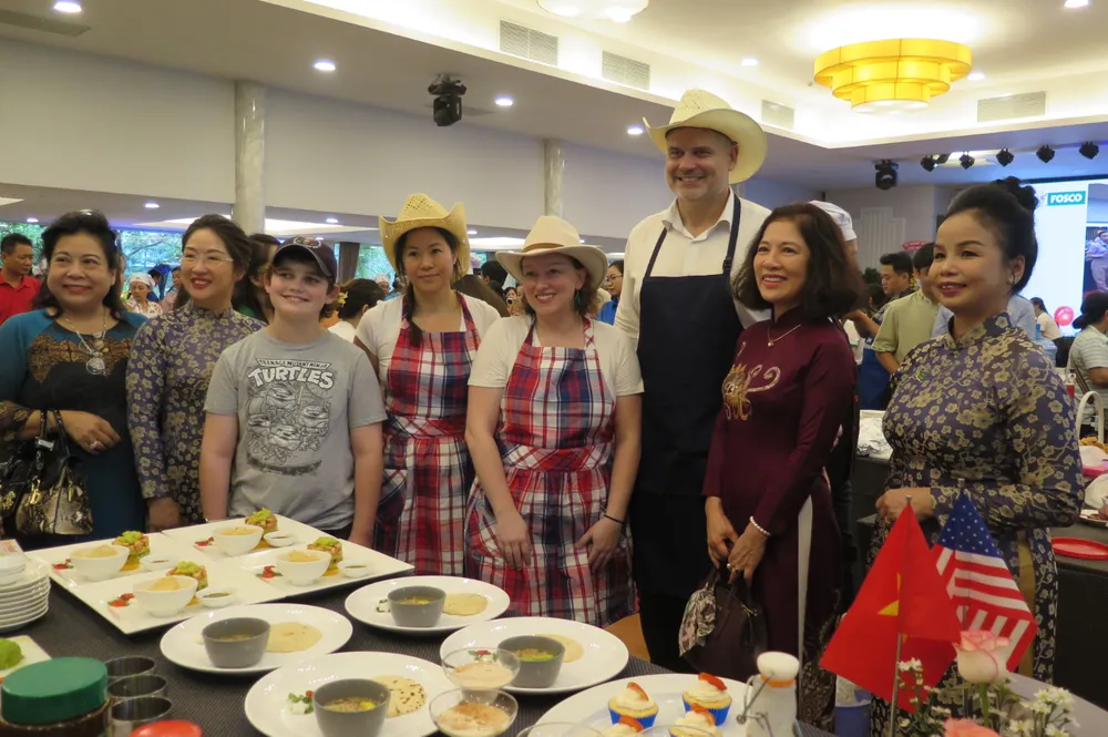 Các đại biểu chụp ảnh lưu niệm cùng đội từ Tổng Lãnh sự quán Hoa Kỳ. Ảnh: THUỴ VŨ Các đại biểu chụp ảnh lưu niệm cùng đội từ Tổng Lãnh sự quán Hoa Kỳ. Ảnh: THUỴ VŨ