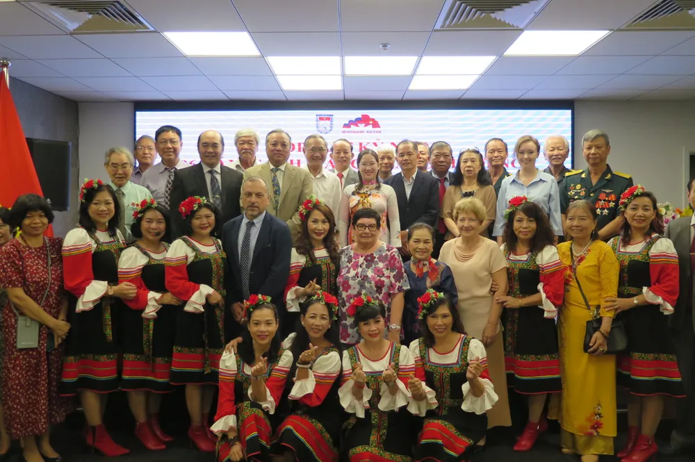 Các đại biểu chụp ảnh lưu niệm tại buổi họp mặt. Ảnh: THỤY VŨ Các đại biểu chụp ảnh lưu niệm tại buổi họp mặt. Ảnh: THỤY VŨ