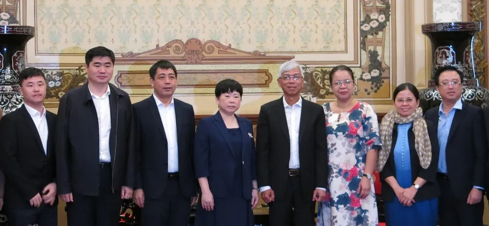 Lãnh đạo TPHCM chụp ảnh lưu niệm với đoàn đại biểu TP Trạm Giang, Trung Quốc