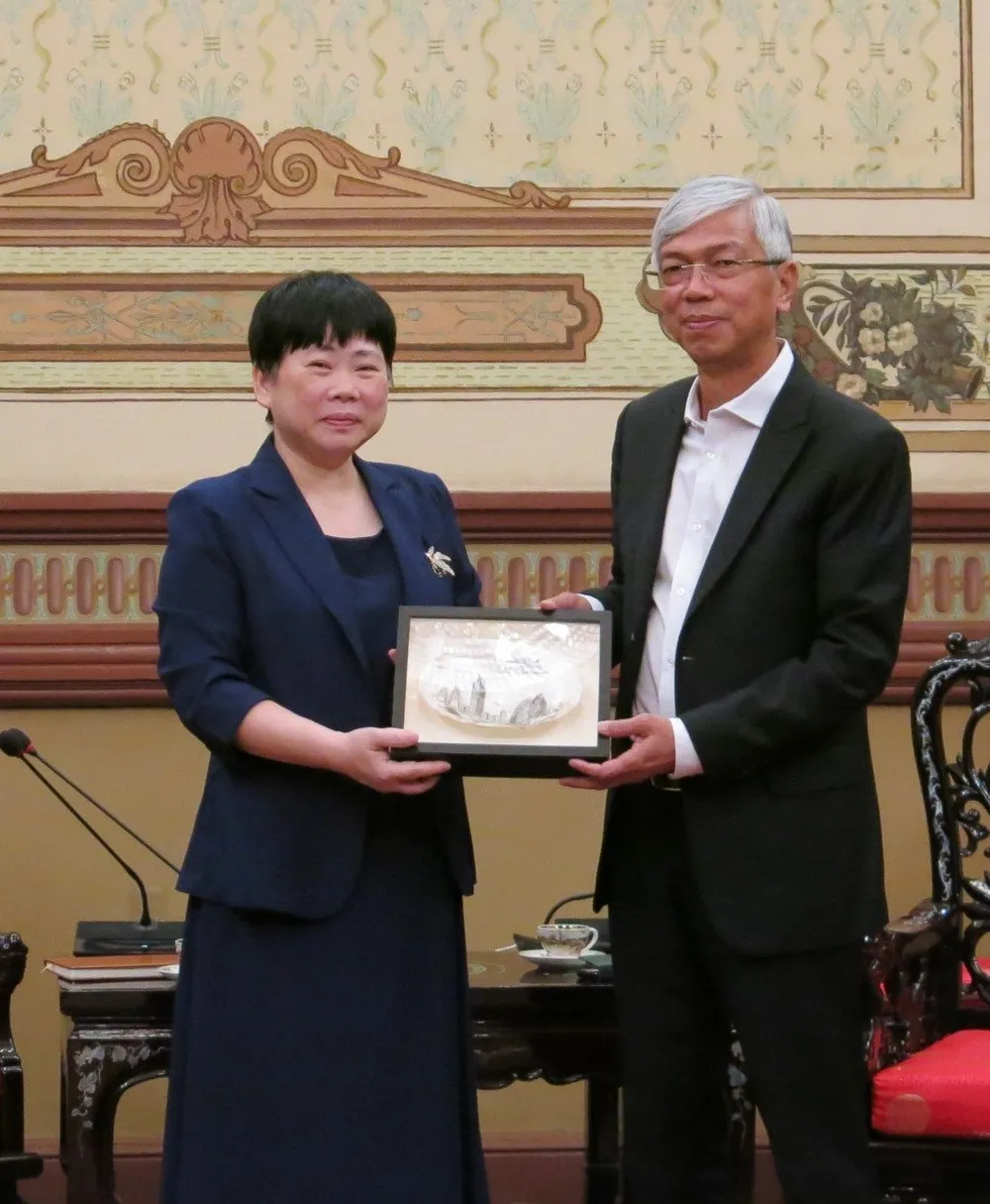 Phó Thị trưởng TP Trạm Giang Hà Gia Mân tặng quà lưu niệm Phó Chủ tịch UBND TPHCM Võ Văn Hoan