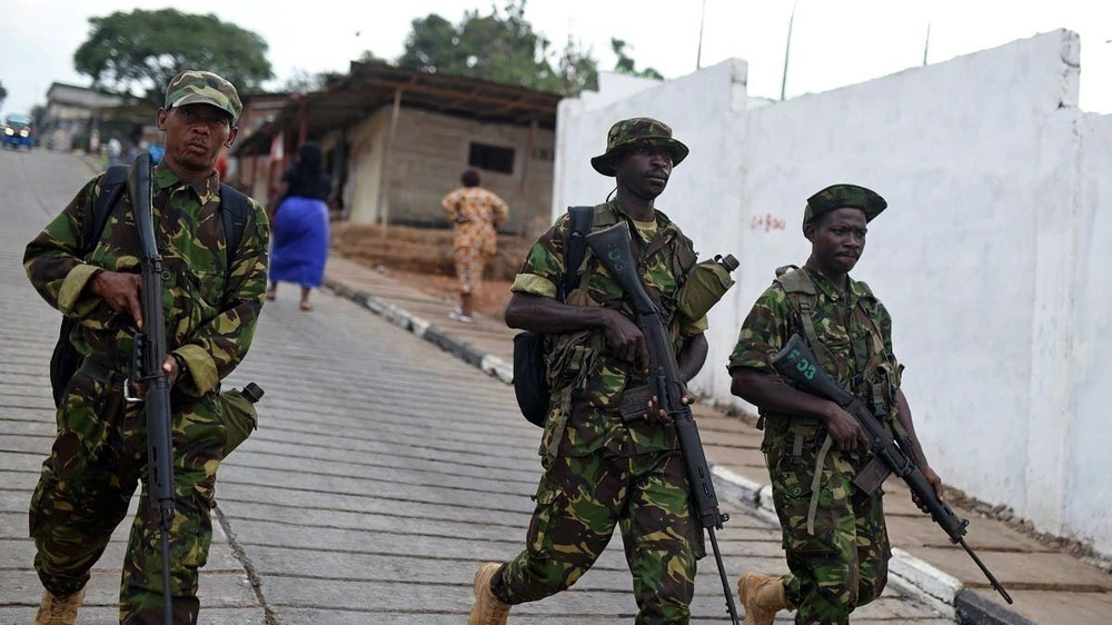 Binh sĩ Sierra Leone giữ gìn trật tự. Ảnh: REUTERS 