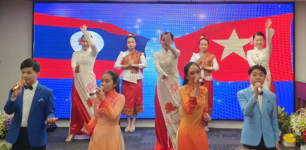 Tiết mục văn nghệ chào mừng. Ảnh: THỤY VŨ