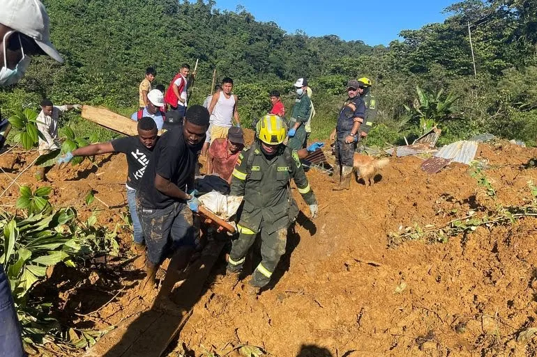 Một nhóm cứu hộ đặc biệt của cảnh sát Colombia khiêng thi thể một nạn nhân vụ lở đất ở Choco. Ảnh: REUTERS 2024-01-13t162620z-1916700722-rc2zg5a220gv-rtrmadp-3-colombia-avalanche-1705169034-546.jpg