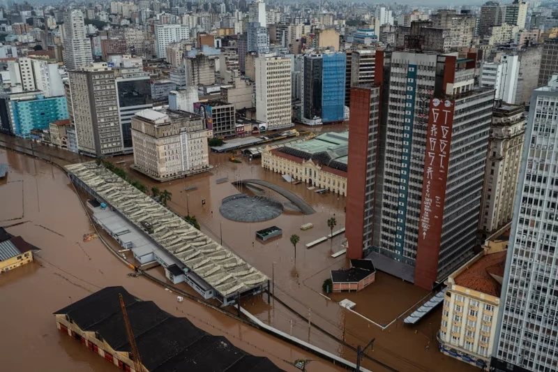 Thủ phủ Porto Alegre của bang Rio Grande do Sul ngâm trong nước. Ảnh: The Guardian Porto-Alegre-2.jpg