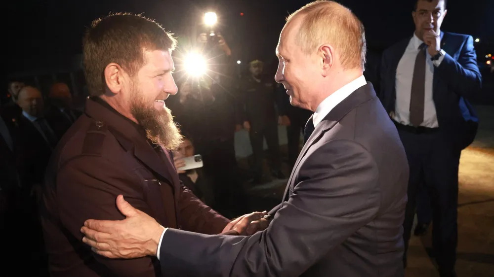 Nhà lãnh đạo Chechnya Ramzan Kadyrov đón Tổng thống Vladimir Putin tại sân bay. Ảnh: KREMLIN.RU Mnpqeaib6r3jEwdETuS4wuXYqPpmyOxG.jpg
