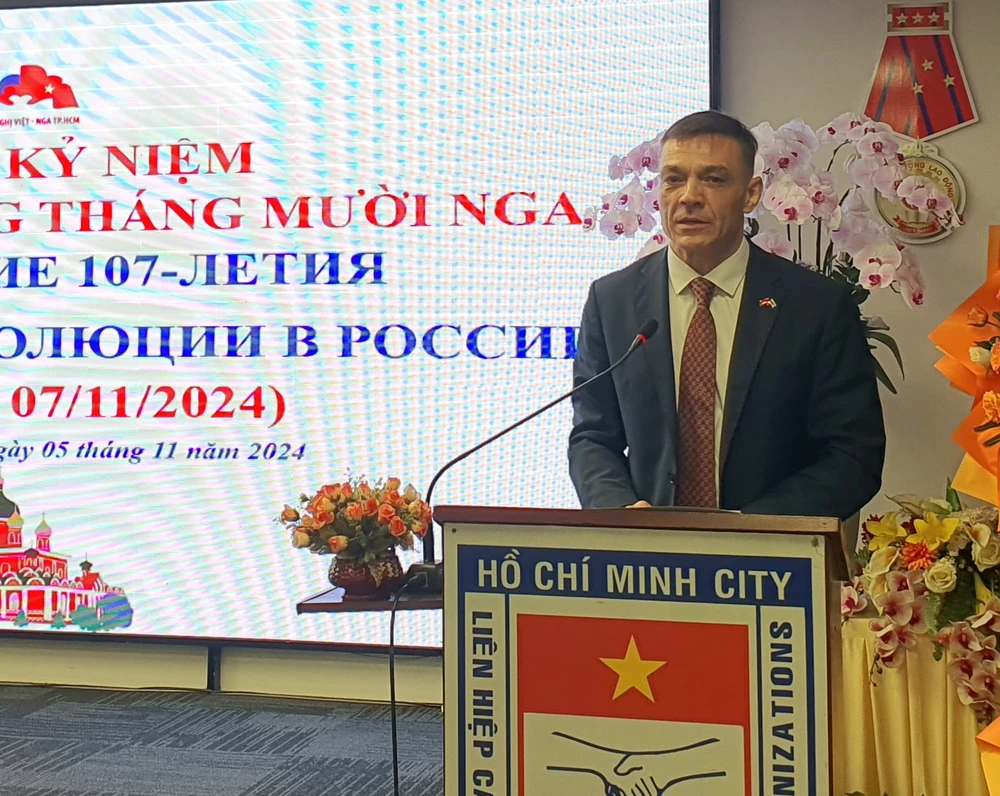 Phó Tổng Lãnh sự Nga tại TPHCM Nemstsov Iurii phát biểu tại buổi lễ. Ảnh: THỤY VŨ 20241105_102237.jpg