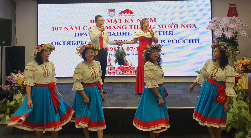 Tiết mục ca múa chào mừng tại lễ kỷ niệm 107 năm Cách Mạng Tháng 10 Nga Vĩ đại. Ảnh: THỤY VŨ Tiết mục ca múa chào mừng tại lễ kỷ niệm 107 năm Cách Mạng Tháng 10 Nga Vĩ đại. Ảnh: THỤY VŨ