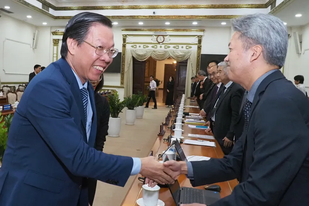 Chủ tịch UBND TPHCM Phan Văn Mãi bắt tay với các nhà đầu tư Nhật Bản. Ảnh: HOÀNG HÙNG img-20241221-181509-5756.jpg