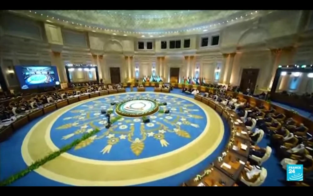 Phiên họp toàn thể của Hội nghị thượng đỉnh Liên đoàn Arab. Ảnh: FRANCE 24 Screenshot_20250305_072429_Chrome.jpg