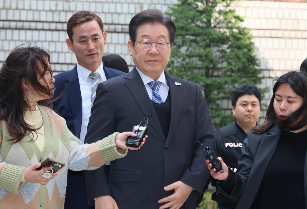 Ông Lee Jae-myung trước phiên điều trần tại Tòa án quận Suwon ngày 8-4. Ảnh: YONHAP DP.jpg
