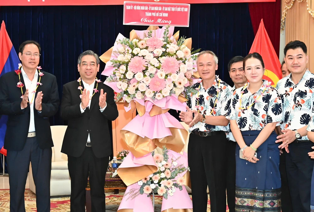 Phó Bí thư Thành ủy TPHCM Nguyễn Phước Lộc chúc mừng Tết Cổ truyền Lào năm 2025 tại Tổng lãnh sự quán Lào tại TPHCM. Ảnh: VIỆT DŨNG Lộc 2.jpg