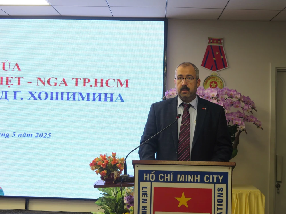 Tổng Lãnh sự Liên bang Nga tại TPHCM Timur Serozhevich Sadykov phát biểu tại buổi họp mặt. Ảnh: THỤY VŨ TLS Nga.jpg