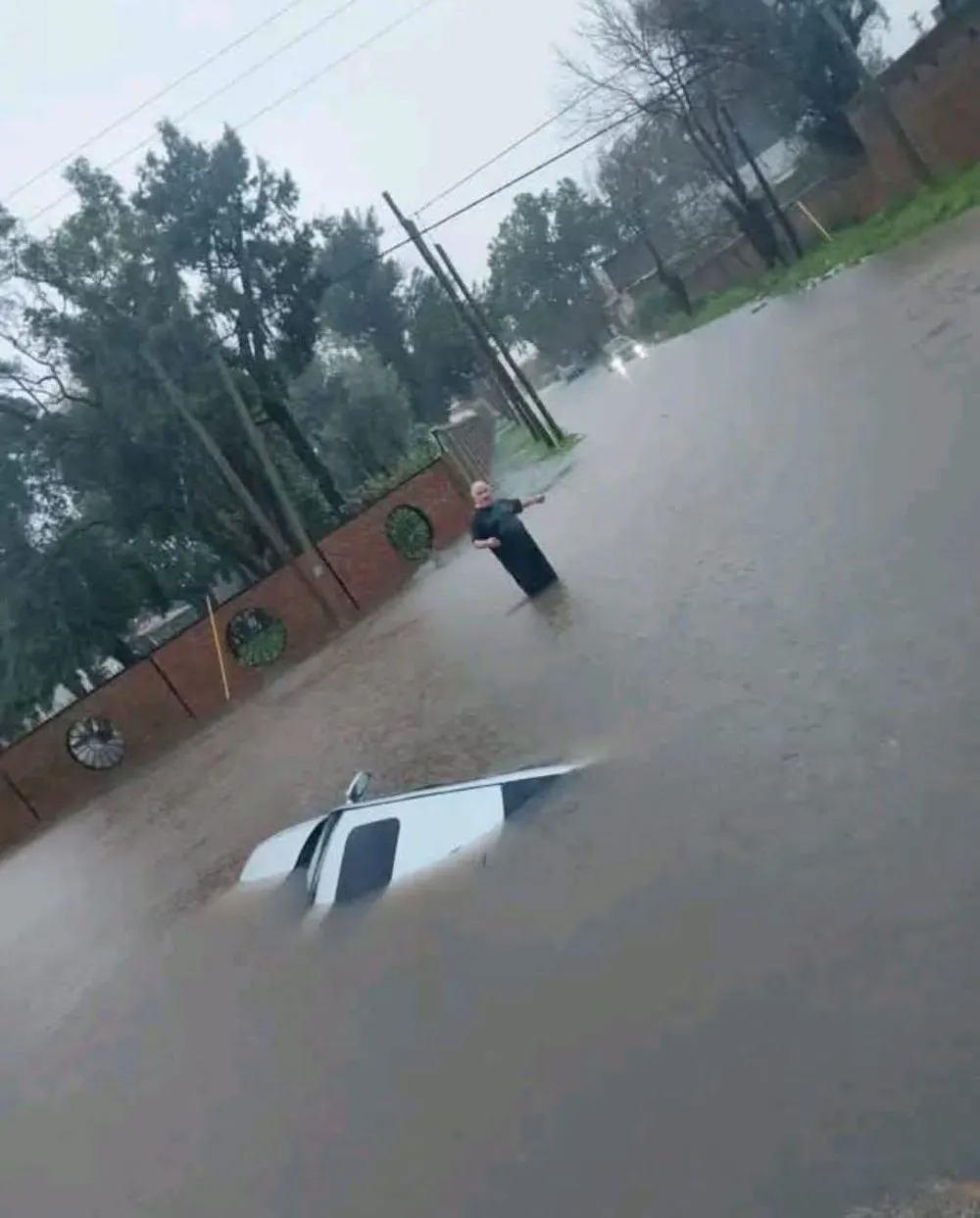 Lũ nhấn chìm một khu dân cư ở Buenos Aires. Ảnh: X lũ.jpg