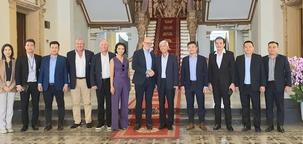 Phó Chủ tịch UBND TPHCM Võ Văn Hoan chụp ảnh lưu niệm cùng Chủ tịch Legends Tour, ông Ryan Howsam và đoàn. Ảnh: THỤY VŨ IMG_20250530_152852.jpg
