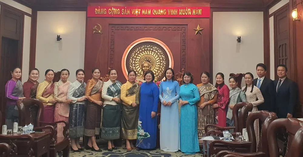 Trưởng Ban Tổ chức Thành ủy TPHCM Văn Thị Bạch Tuyết chụp ảnh lưu niệm với đoàn đại biểu Hội LHPN Thủ đô Vientiane, Lào. Ảnh: THỤY VŨ IMG_20250609_114048.jpg