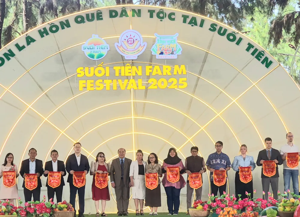 Các đơn vị nhận kỷ niệm chương của HUFO 20250615_094351.jpg