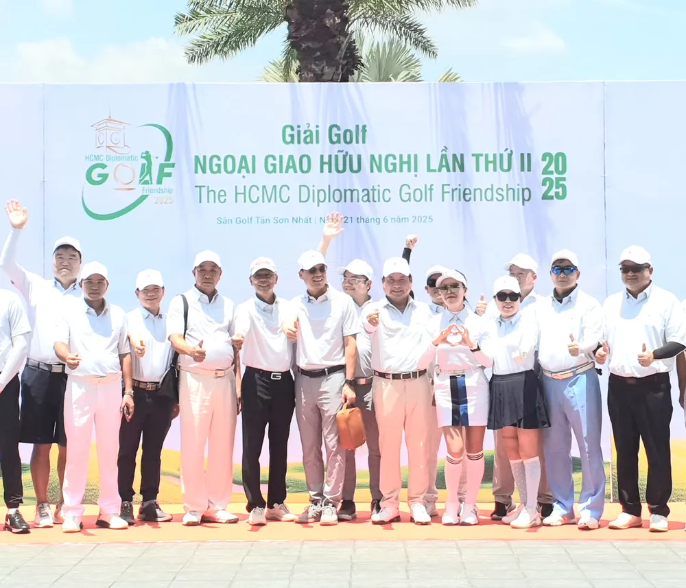 Các golfer trong lễ khai mạc. Ảnh: THỤY VŨ 20250621_115107.jpg