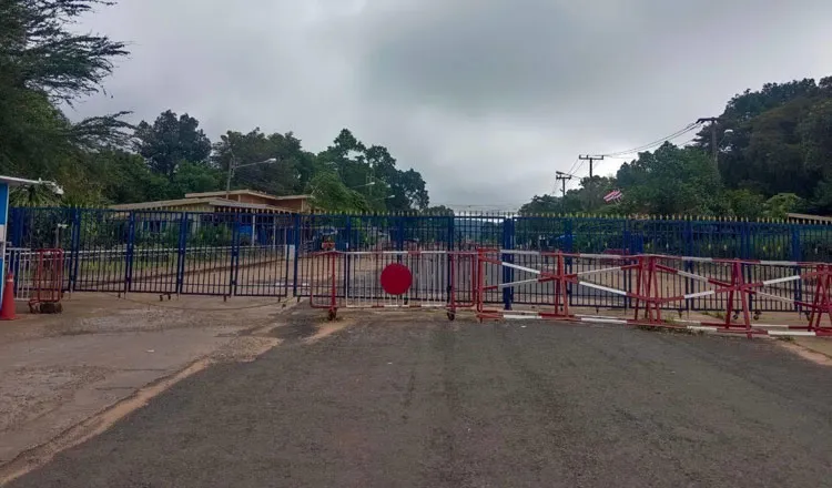 Một trong 2 cửa khẩu của Campuchia ở tỉnh Udor Meanchey bắt đầu đóng vào sáng 22-6. Ảnh: KHMER TIMES đóng cửa.jpg
