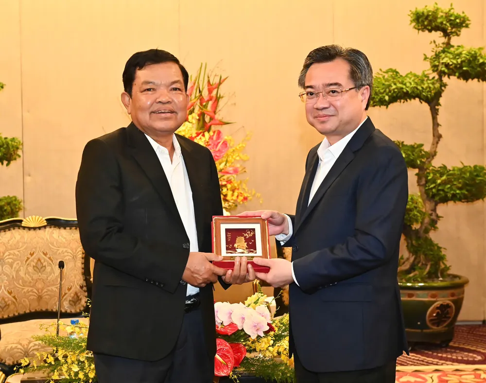 Phó Bí thư Thường trực Thành ủy TPHCM Nguyễn Thanh Nghị tặng quà lưu niệm đến Phó Bí thư, Trưởng Ban Tổ chức tỉnh Champasak Sananh Siphaphommachanh. Ảnh: VIỆT DŨNG IMG_20250624_193809.jpg
