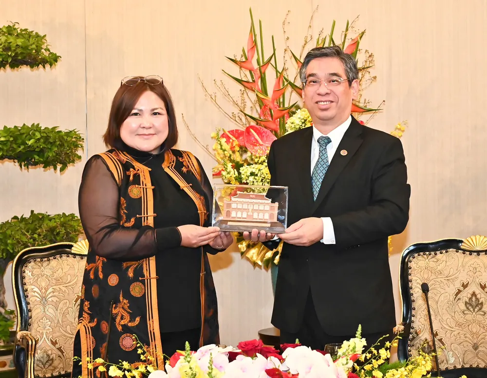 Phó Bí thư Thành ủy TPHCM Nguyễn Phước Lộc trao quà lưu niệm tặng bà Rentsenkhorloo Amgalan, Phó Hiệu trưởng Trường Hồ Chí Minh ở Mông Cổ. Ảnh: VIỆT DŨNG Lộc-Mông Cổ.jpg