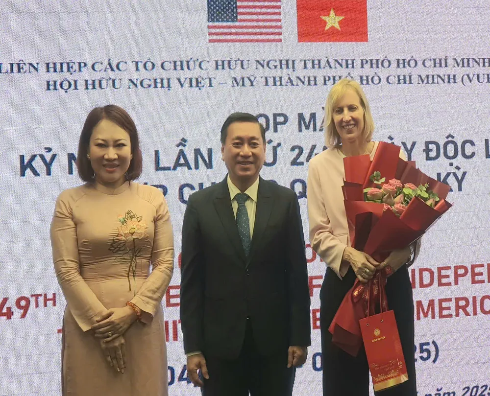 Chủ tịch Hội hữu nghị Việt - Mỹ TPHCM Phạm Thành Kiên và Phó Chủ tịch Hội hữu nghị Việt - Mỹ TPHCM Phan Thị Hồng Xuân tặng hoa Tổng Lãnh sự Hoa Kỳ tại TPHCM - bà Susan Burns. Ảnh: THỤY VŨ Hoa.jpg