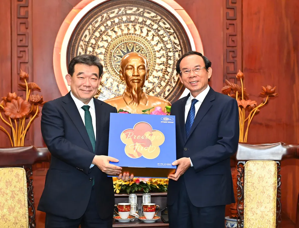 Bí thư Thành ủy TPHCM Nguyễn Văn Nên tặng quà lưu niệm đến Tổng Lãnh sự Hàn Quốc Shin Chong II. Ảnh: VIỆT DŨNG IMG_20250709_170427.jpg