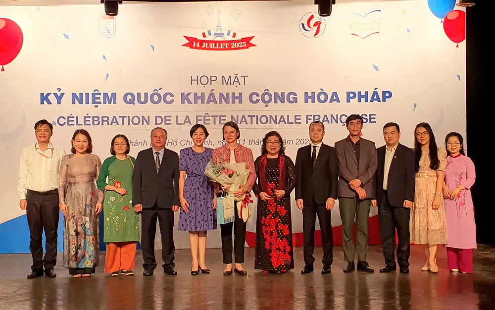 Các đại biểu tại buổi họp mặt chụp ảnh lưu niệm. Ảnh: THỤY VŨ Đb.jpg