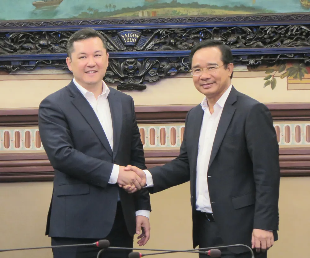 Chủ tịch UBND TPHCM Nguyễn Văn Được tiếp Thống đốc Trung tâm Tài chính quốc tế Astana (AIFC), ông Renat Bekturov. Ảnh: THỤY VŨ 20250715042739.JPG