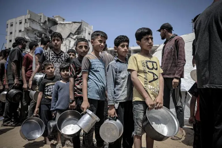 Thiếu niên Palestine chờ nhận lương thực tại Dải Gaza. Ảnh: ANADOLU AA-20250601-38153196-38153190-FOOD_DISTRIBUTED_TO_PALESTINIANS_IN_GAZA_UNDER_ISRAELI_ATTACKS-1749003817.jpg