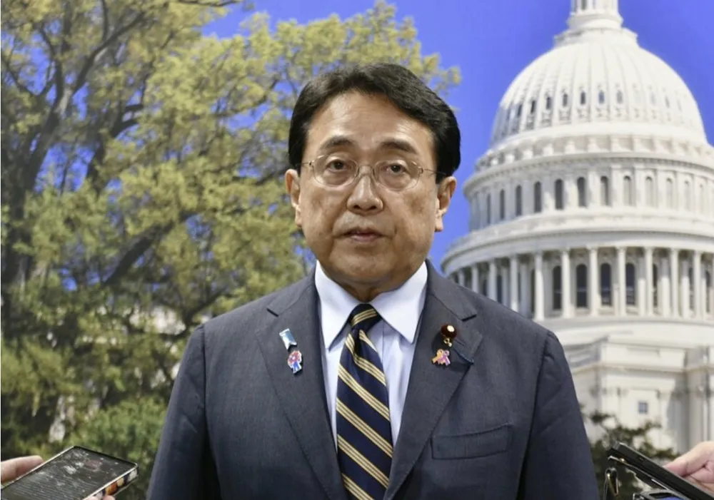 Ông Ryosei Akazawa trả lời phỏng vấn báo chí tại Mỹ. Ảnh: KYODO Screenshot_20250722_103337_Chrome.jpg