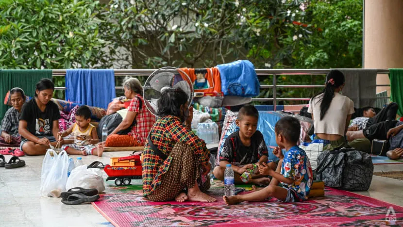 Người dân tỉnh Surin, Thái Lan sơ tán vào khuôn viên trường Đại học RMUTI. Ảnh: CNA surin_evacuation-5_0.jpg