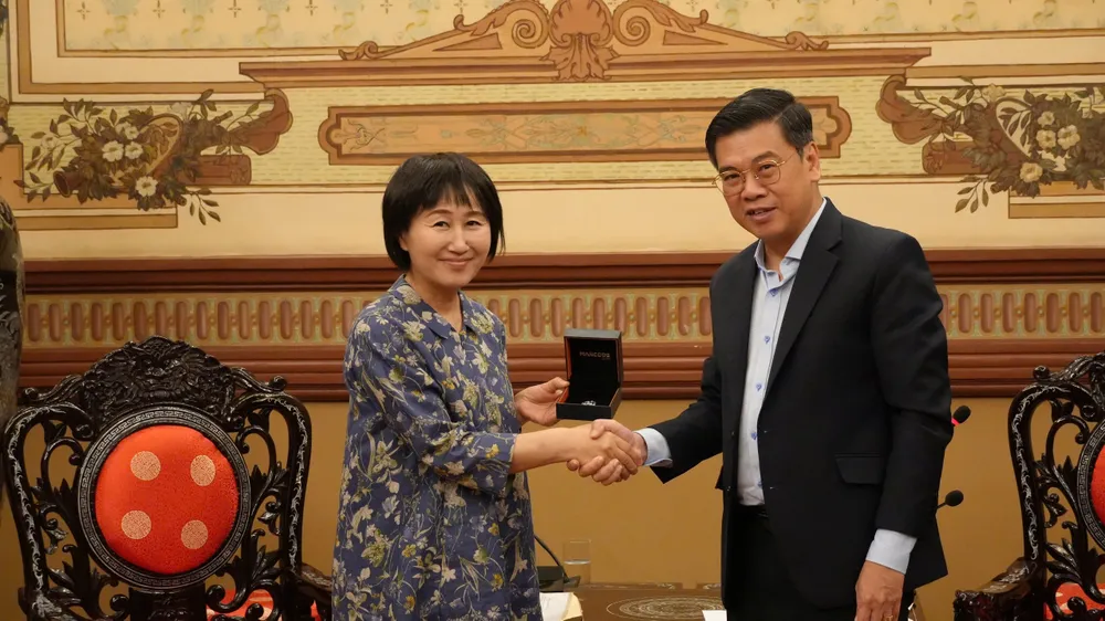 Phó Chủ tịch UBND TPHCM Nguyễn Văn Dũng tặng quà lưu niệm đến bà Hirose Noriko, Đại sứ Du lịch TPHCM tại tỉnh Aichi, Nhật Bản. Ảnh: THỤY VŨ Aichi.jpg