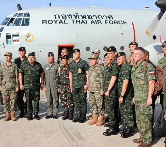 Phái đoàn quốc tế đến khu vực biên giới Thái Lan - Campuchia. Ảnh: THE NATION qt.jpg