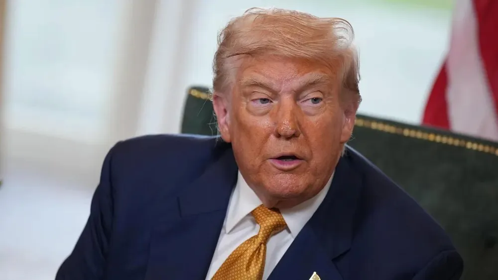 Tổng thống Mỹ Donald Trump công bố mức thuế 35% với Canada. Ảnh: CBS Tổng thống Trump.jpg