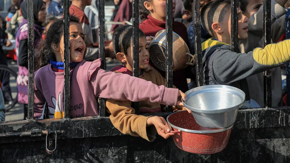 Trẻ em tại Dải Gaza chờ nhận lương thực. Ảnh: CNN Trẻ em Gaza.jpg
