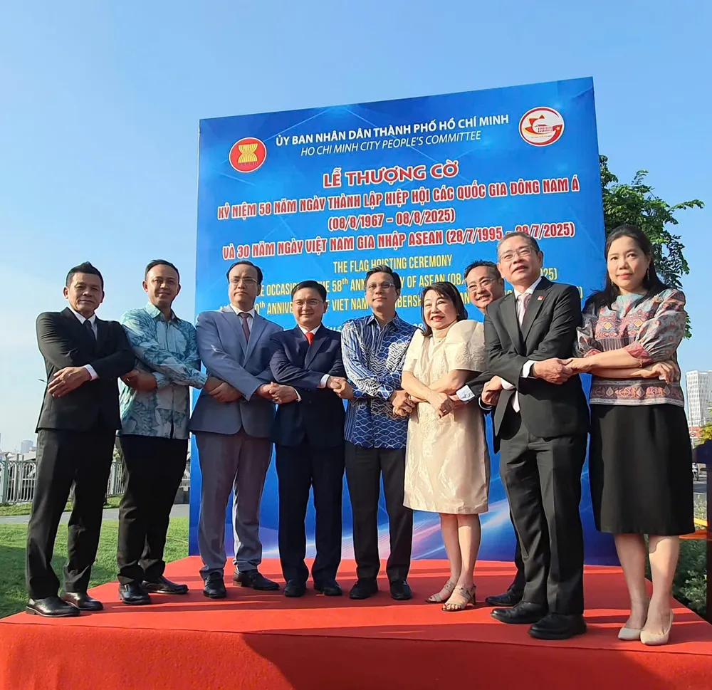 Lãnh đạo TPHCM và Tổng Lãnh sự các nước thành viên ASEAN chụp ảnh lưu niệm tại buổi lễ. Ảnh: THỤY VŨ IMG_20250808_091416.jpg