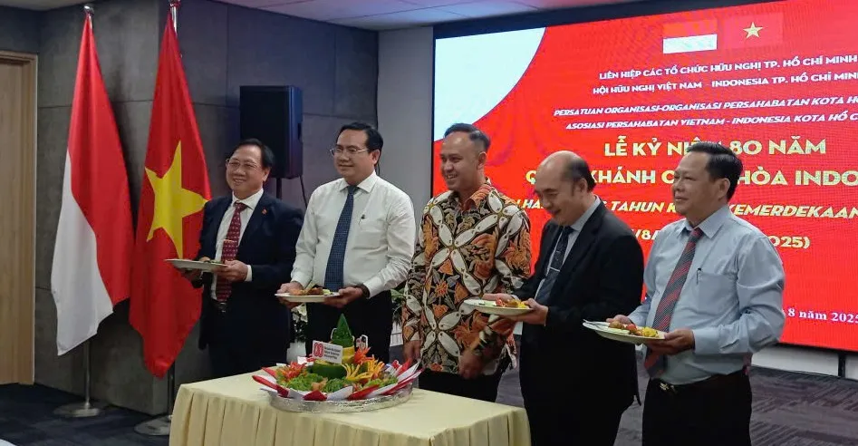 Quyền Tổng lãnh sự Indonesia tại TPHCM Adiguna Wijaya (giữa) cùng các đại biểu chia sẻ món ăn truyền thống của Indonesia tại buổi họp mặt Món ăn truyền thống.jpg