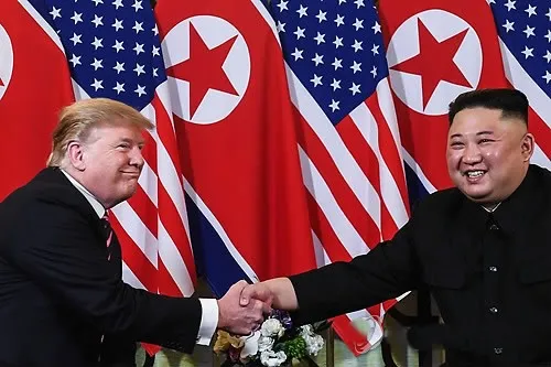 Tổng thống Mỹ Donald Trump gặp nhà lãnh đạo Triều Tiên Kim Jong Un tại Hà Nội, tháng 2-2019. Ảnh: YONHAP Trump-Kim.jpg